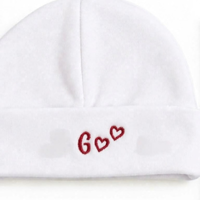 Gorro branco com bordado vermelho de letra G e corações