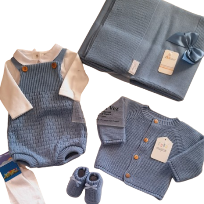 Conjunto de roupa para bebé azul e branco com manta azul