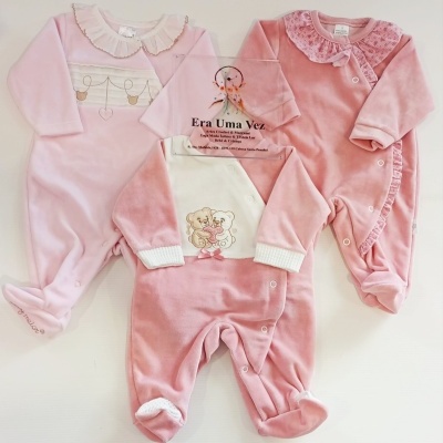 Três macacões rosa para bebé com bordados e detalhes em tecido macio