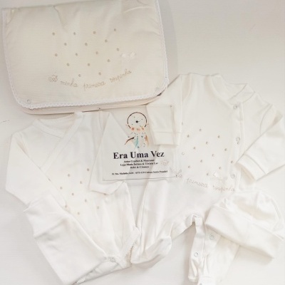 Conjunto de roupa de bebé branco com bolsa bordada e etiqueta Era Uma Vez
