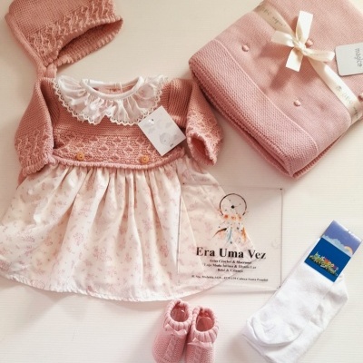 Conjunto de roupa de bebé cor de rosa com vestido, gorro, sapatinhos, manta e meias
