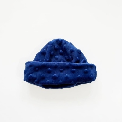 Gorro azul com textura de pontos salientes