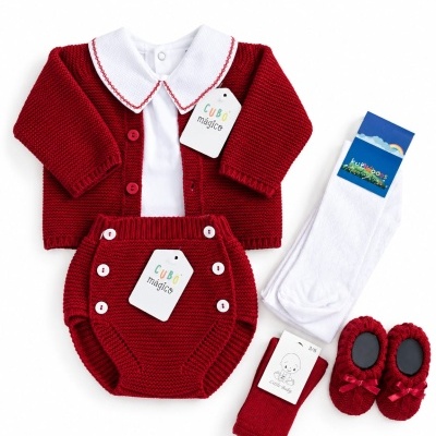 Conjunto de roupa para bebé vermelha com body branco e acessórios.