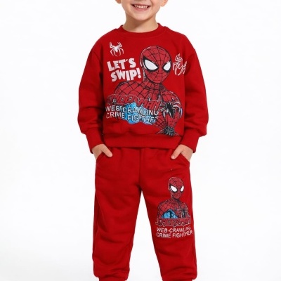 Criança com fato de treino vermelho e estampa do Homem-Aranha