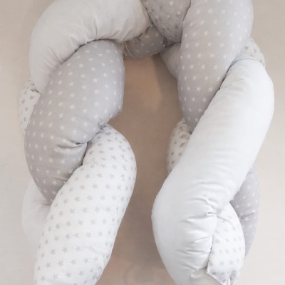 Almofada trançada com padrão de estrelas cinzentas e brancas