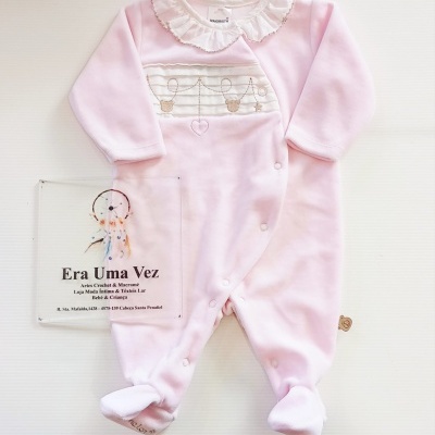 Pijama de bebé cor-de-rosa com gola branca e bordados