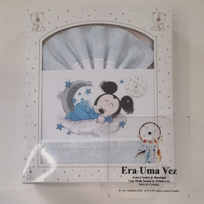 Conjunto de roupa de bebé azul claro com desenho de Mickey a dormir e embalagem decorada