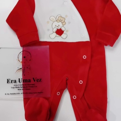 Pijama vermelho e branco para bebé com estampado de coelho e ursinho