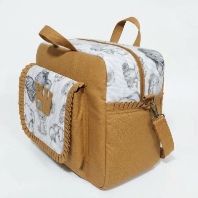 Mochila castanha com bolso branco e desenhos infantis a preto