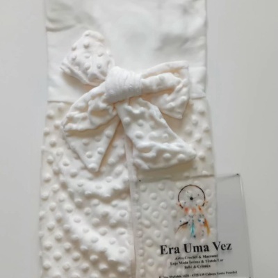 Manta branca texturizada com laço e etiqueta transparente ERA UMA VEZ