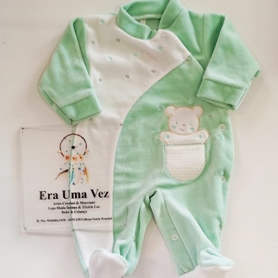 Pijama de bebé verde e branco com ursinho bordado e botões