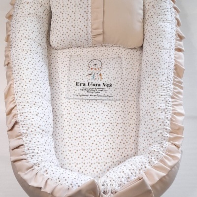 Ninho para bebé branco com estrelas castanhas, folhos e laço castanho claro