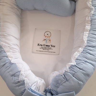 Ninho de bebé azul e branco com almofada nuvem azul e etiqueta Era Uma Vez