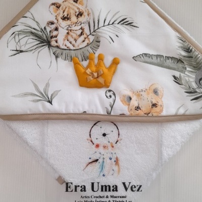 Toalha de bebé branca com capuz estampado e aplicação de coroa
