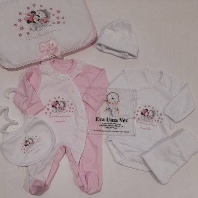 Conjunto de roupa de bebé rosa e branca com padrão da Minnie Mouse e bordados de coelhos