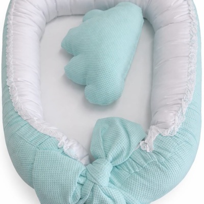 Ninho de bebé branco e azul claro com almofada em forma de nuvem