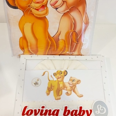 Conjunto de roupa de bebé com personagens do Rei Leão e embalagem com texto loving baby