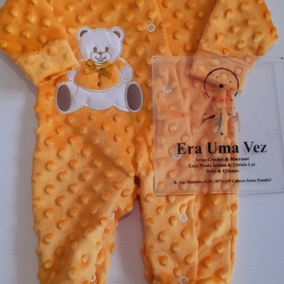 Macacão de bebé laranja com textura de bolas e ursinho bordado