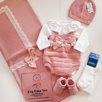 Conjunto de roupa de bebé rosa e branco com manta, touca, sapatinhos e meias