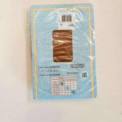 Embalagem azul com tecido castanho visível e etiquetas com informações do produto.