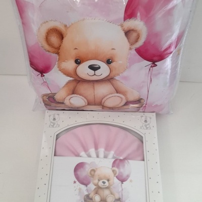 Colcha infantil rosa com estampa de ursinho e balões em embalagem e caixa
