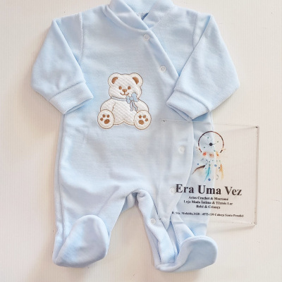 Macacão azul claro para bebé com bordado de urso e cartão da marca Era Uma Vez