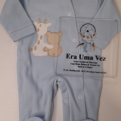 Pijama de bebé azul claro com aplicações bordadas de girafa e urso