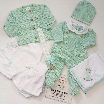 Conjunto de roupa para bebé em verde-água e branco com cardigan, macacão, body, gorro, prendedor de chucha e manta bordada.