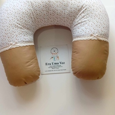 Almofada em forma de U com estampa de estrelas e tecido castanho