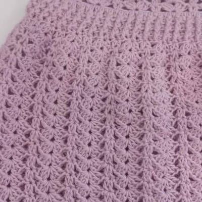 Vestido lilás em croché com padrão em ponto de concha e alças finas