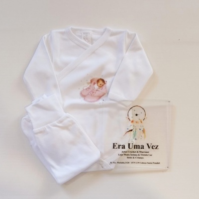 Body de bebé branco com estampa e cartão promocional ao lado