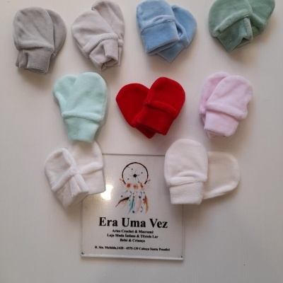 Luvas de bebé coloridas em tecido macio com cartão da loja Era Uma Vez