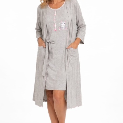 Mulher com conjunto de camisola e robe cinza com estampa de gato e bolsos.