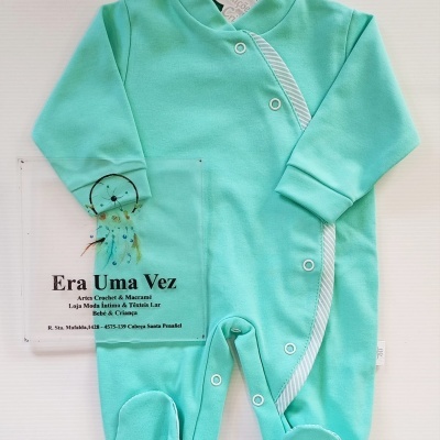 Pijama de bebé verde água com botões e pezinhos