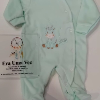 Pijama macacão verde claro para bebé com bordado de girafa.