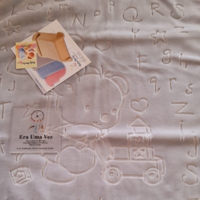 Cobertor cinzento claro infantil com pattern de letras e ursinho em relevo