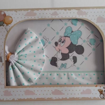 Conjunto de roupa de bebé com padrão de estrelas e desenho da Minnie Mouse azul em caixa decorativa