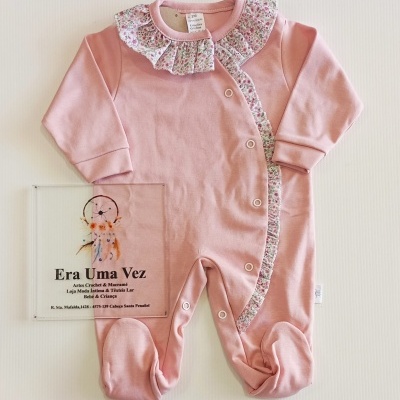 Pijama bebé rosa com gola floral e botões pressionados