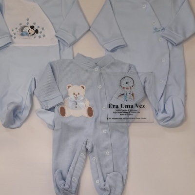 Três macacões azuis para bebé com diferentes padrões e texturas