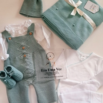 Conjunto de roupa de bebé verde-água e branco, tricot e algodão, com manta e gorro