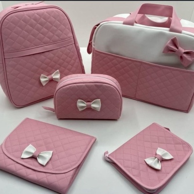 Conjunto de malas rosa acolchoadas com laços brancos e rosa