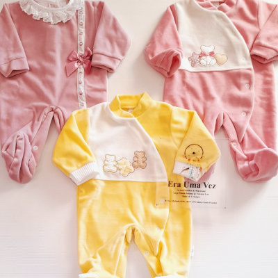 Três macacões de bebé cor-de-rosa e amarelo em tecido felpudo com detalhes bordados e laços