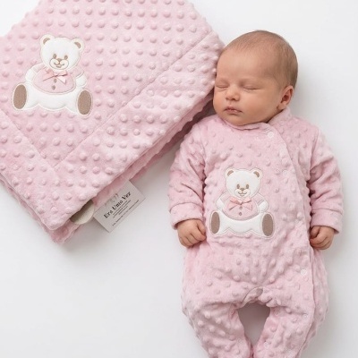 Conjunto de bebé rosa com manta e macacão em tecido macio e bordado de urso.