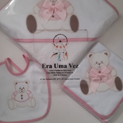 Conjunto para bebé branco com bordas cor-de-rosa e ursinho com laço rosa