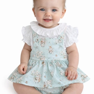 Bebé com vestido azul claro floral e camisa branca com gola