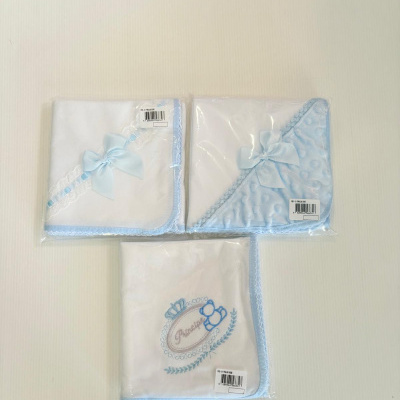 Três mantas de bebé brancas com detalhes azuis e embaladas em plástico