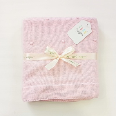 Manta rosa tricotada com fita creme e etiqueta CUBO mágico