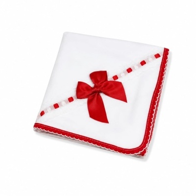 Toalha branca com borda e laço vermelhos decorativos