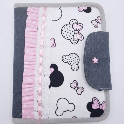 Capa de tecido decorada com padrão de rato e laços em rosa, branco e preto, detalhes em renda e botão estrela.