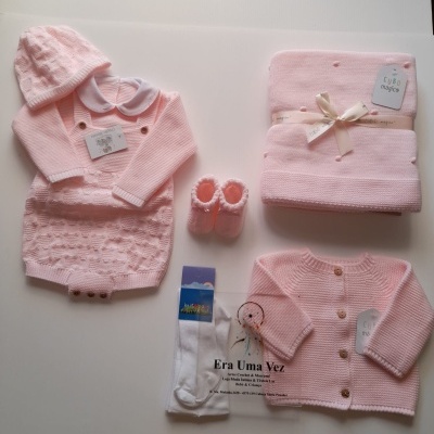 Conjunto de roupa bebé rosa em malha com vários acessórios